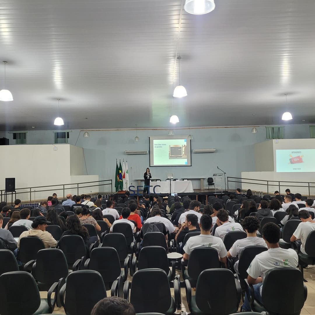Imagem de público assistindo a palestra na IX SETC